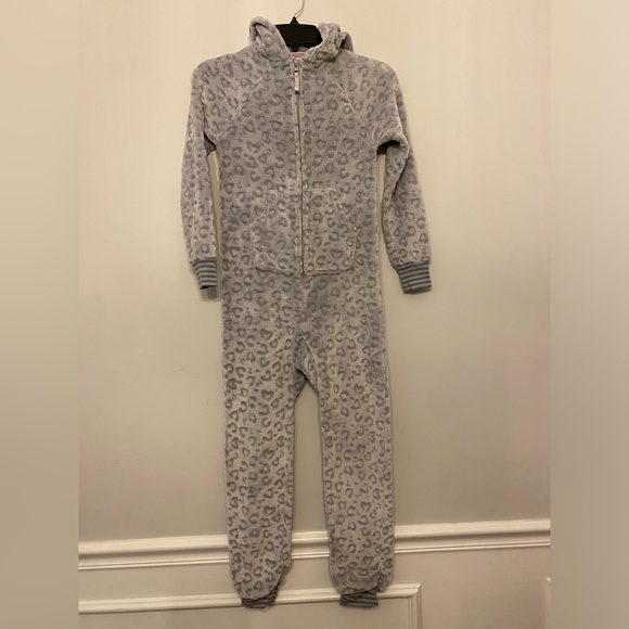 More Than Magic Gray Animal Print Kids Pajama Onesie Sz M 7/8 - Picture 1 of 7